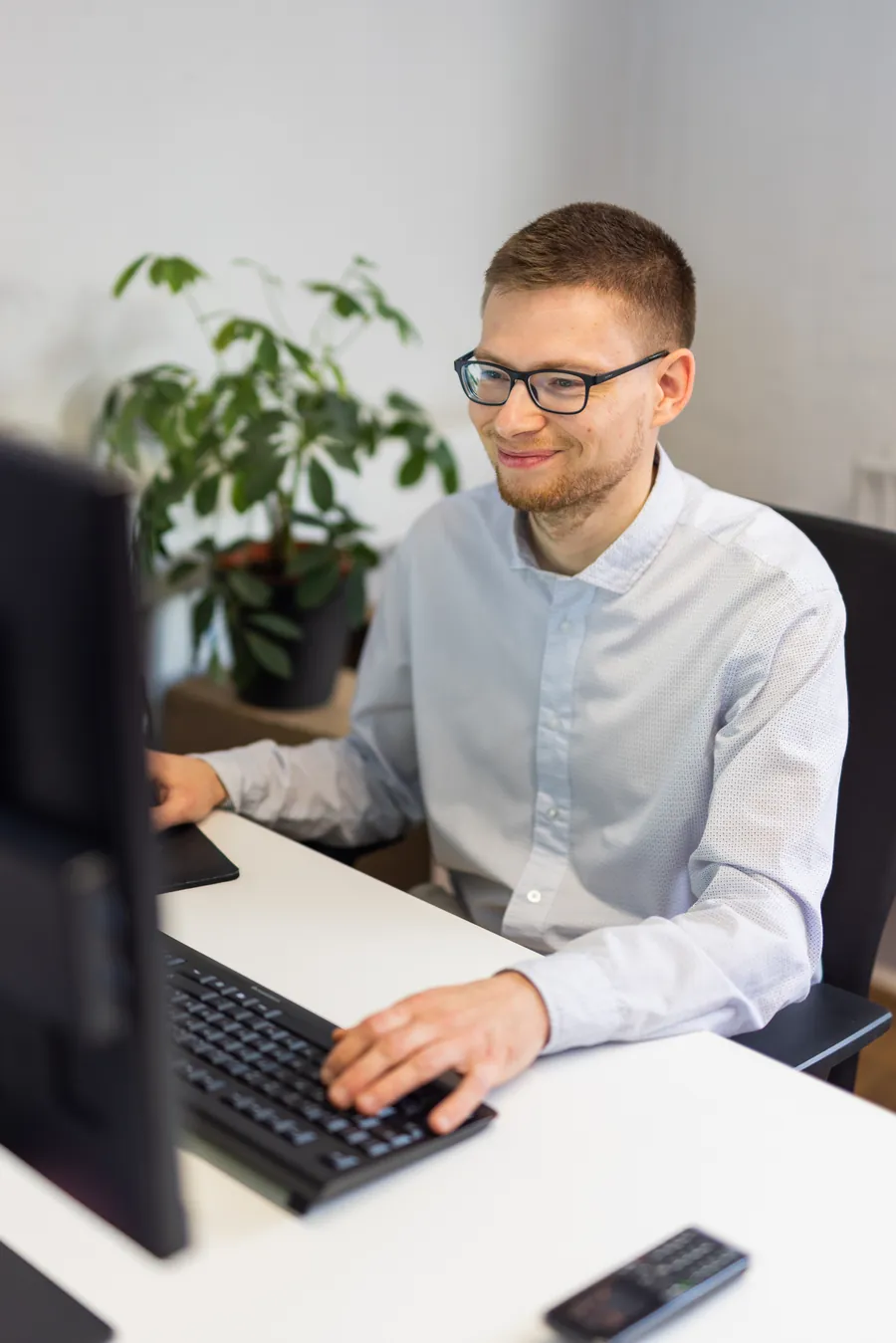 Mitarbeiter am Rechner im Büro
