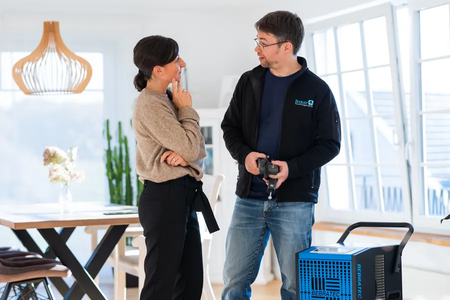 Techniker im Gespräch mit Kundin