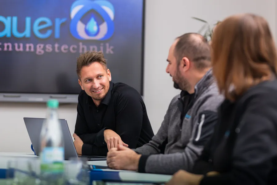 Das Team bei einer Besprechung