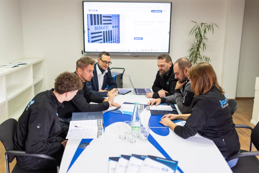 Teamrunde am Konferenztisch