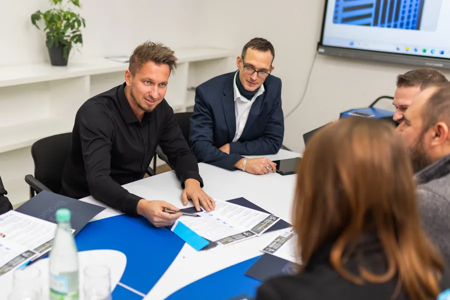 Team bespricht Unterlagen am Konferenztisch