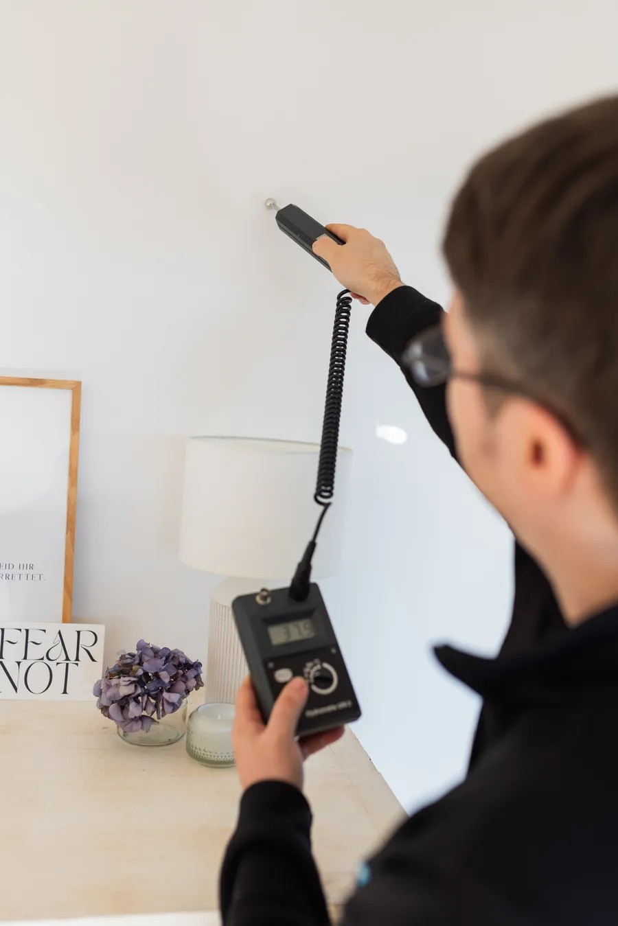 Feuchtemessung an der Wand beim Kunden