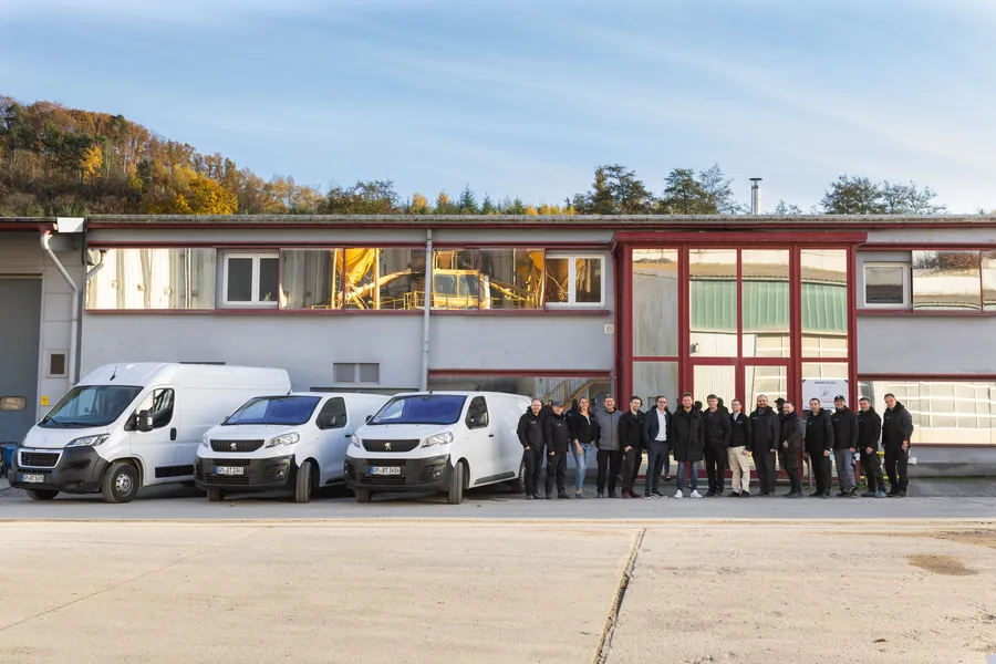 Das Brauer-Team vor den Einsatzfahrzeugen in Reichshof