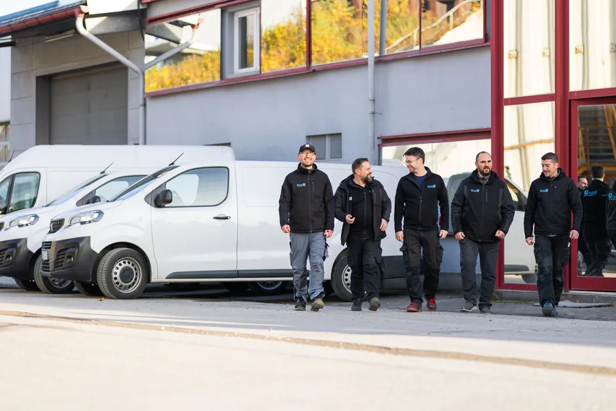 Brauer-Team vor den Einsatzfahrzeugen