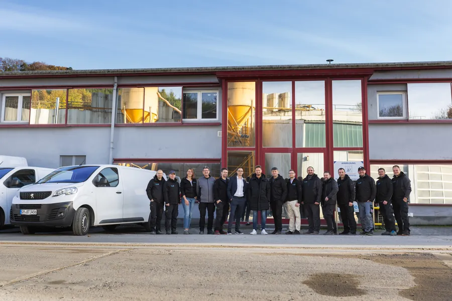 Das gesamte Team vor dem Betrieb