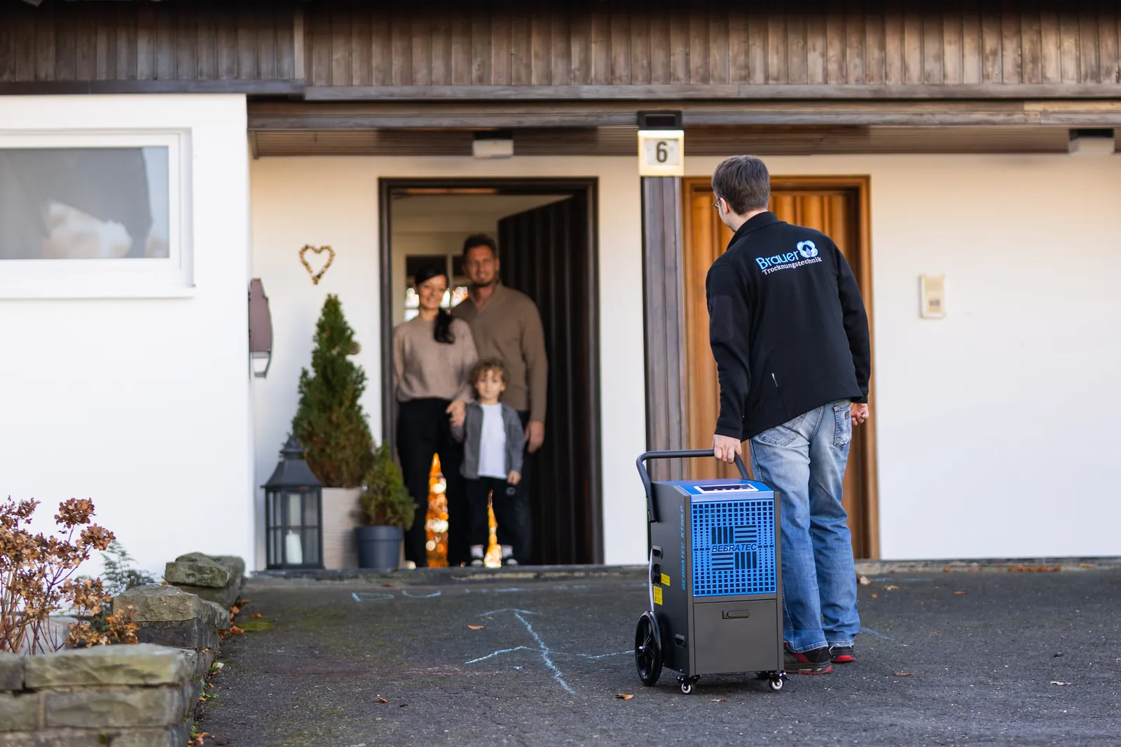Brauer-Techniker bringt das Trocknungsgerät zum Kunden